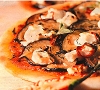 Pizza mit marinierten Auberginen