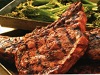 Ribey Steak mit Knoblauchkruste und gegrillten Broggolini