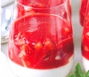 Joghurt Creme mit Erdbeer Balsamico Coulis